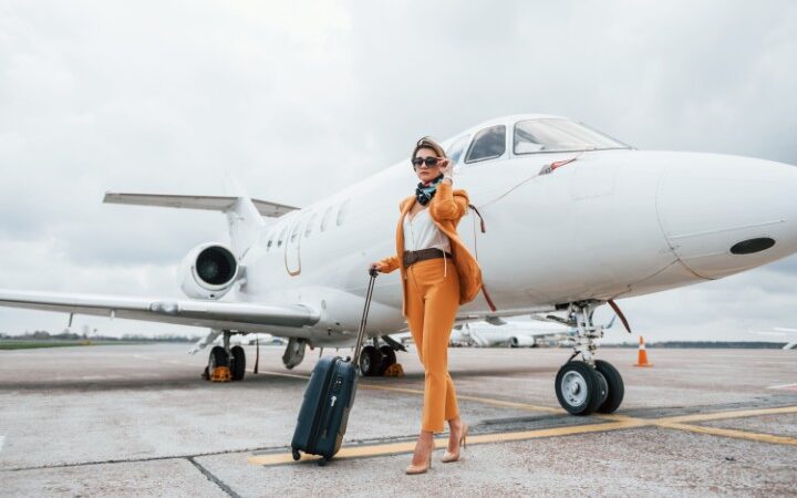 Femme élégante devant un jet privé – jet privé prix et confort haut de gamme