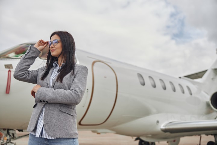 Passagère professionnelle près d’un jet privé – jet privé prix et aviation d'affaires